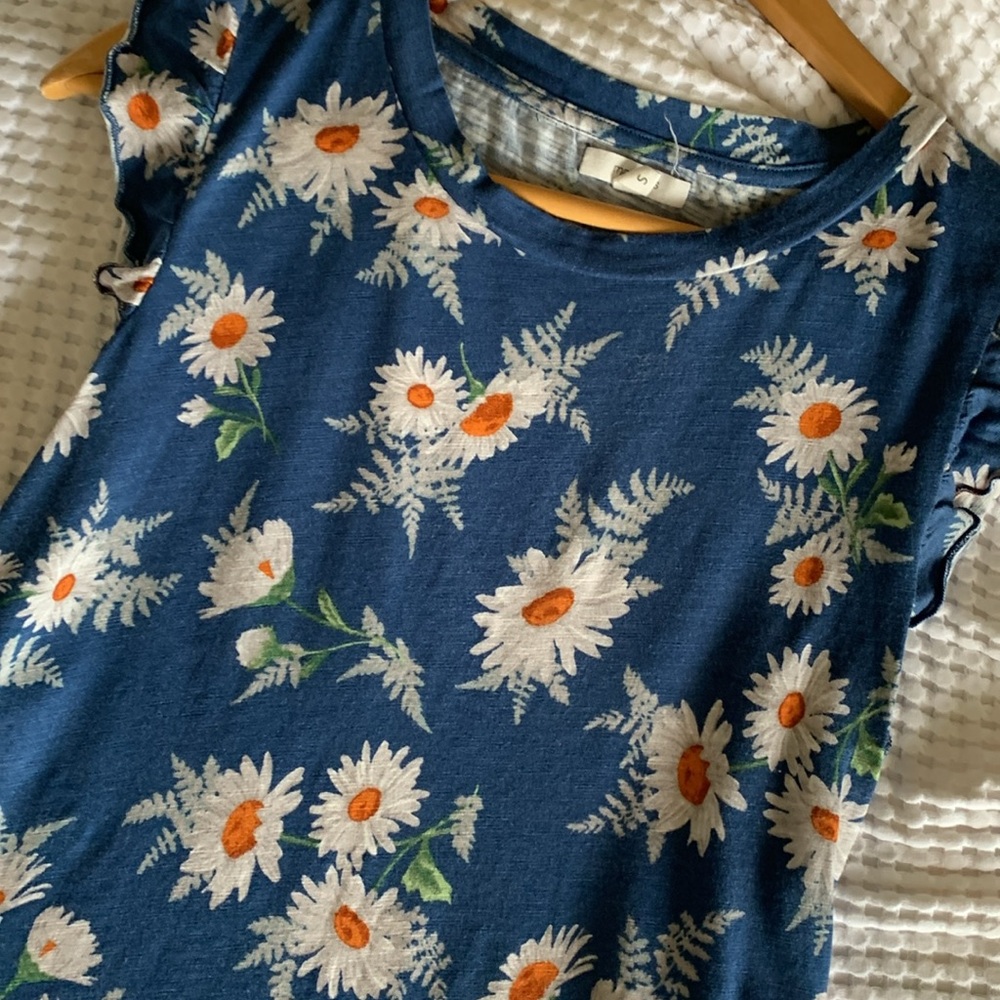 Maurices floral tee with ruffled shoulders 🌼🌼 - Picture 5 of 9